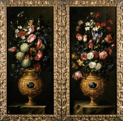 Paar Stillleben von Blumen in dekorativen Goldvasen mit Lapislazuli-Kartuschen